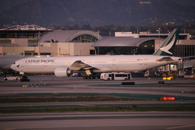 BOEING 777-300ER (B-KQV)