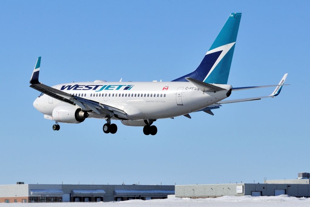 Boeing 737-700 (C-FBWS)