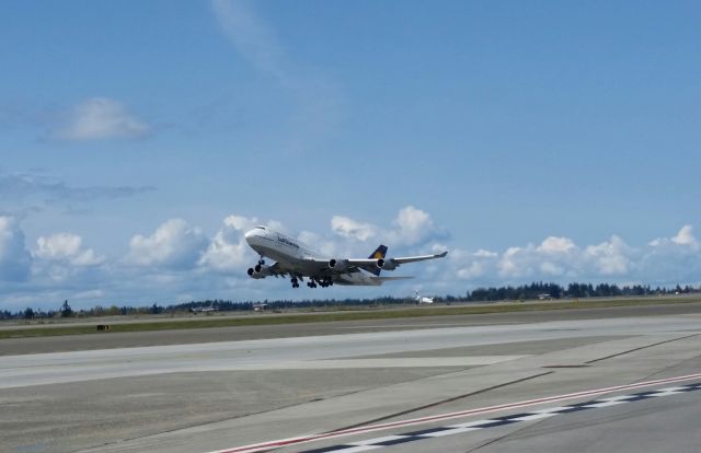 Boeing 747-400 (D-ABVZ) - DEPARTING SEATAC