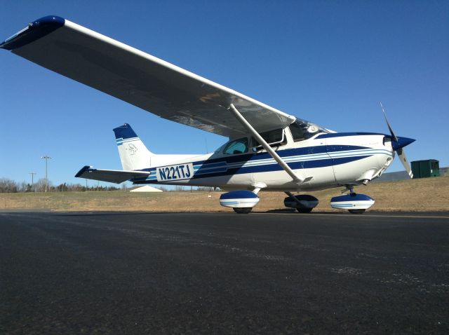 Cessna Skyhawk (N221TJ)