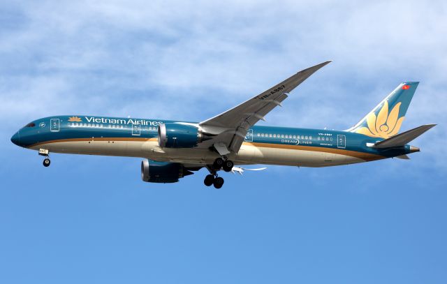 VN-A867 — - Short Final To Rwy 16R