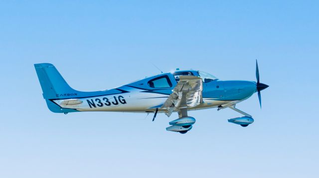 Cirrus SR-22 (N33JG) - Cirrus N33JG departs from Sebastian Municipal Airport on a sunny Florida day