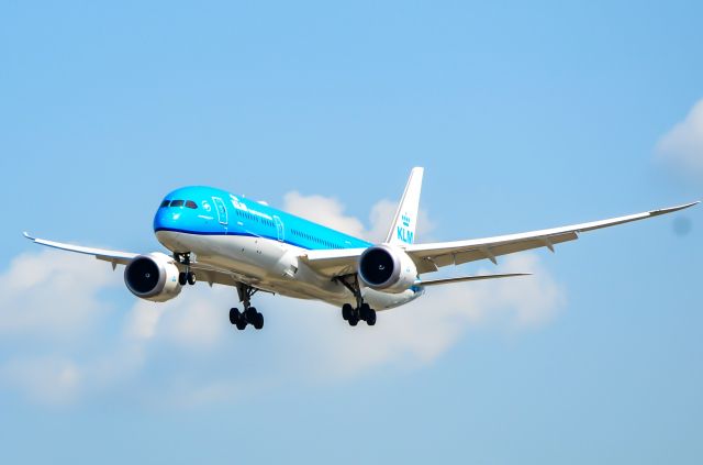 Boeing 787-9 Dreamliner (PH-BHM) - KLM 789 on final for 23 at Toronto Pearson.