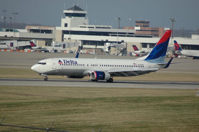 Boeing 737-800 (N3734B) - this Boeing 737-800 taking off from 18L after exting from D-Ice