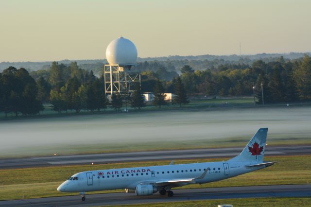 Embraer ERJ-190 (C-FMZR)