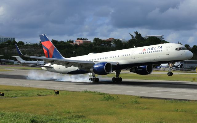 Boeing 757-200 (N689DL)