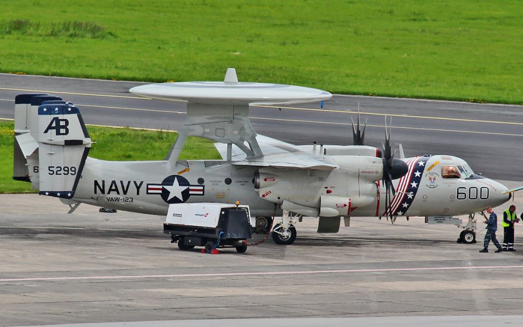 16-5299 — - u.s.navy e-2c hawkeye 165299 taking on fuel at shannon 29/5/14.