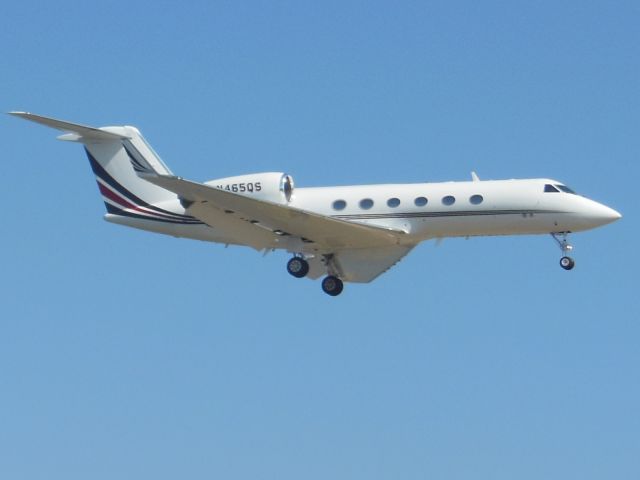 Gulfstream Aerospace Gulfstream IV (N465QS) - Gulfstream G-IV SP (cn 1463) N465QSbr /Dallas Love Field (DAL). Built in 2001 and owned by Oklahoma City OK based NJI Sales operated by NetJets (1I)br /Taken from Shorecrest Drive, end of Runway 13L and 13Rbr /2015 10 11   a rel=nofollow href=http://alphayankee.smugmug.com/Business-Jetshttps://alphayankee.smugmug.com/Business-Jets/a