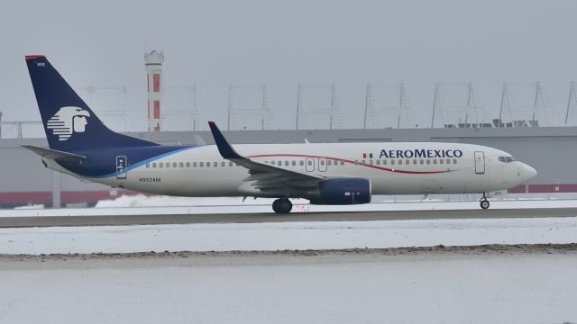 Boeing 737-800 (N950AM)