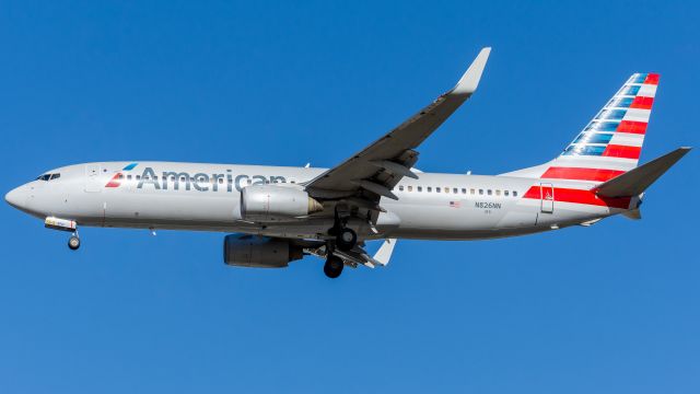 Boeing 737-800 (N826NN) - American 737 arriving from Chicago (ORD)