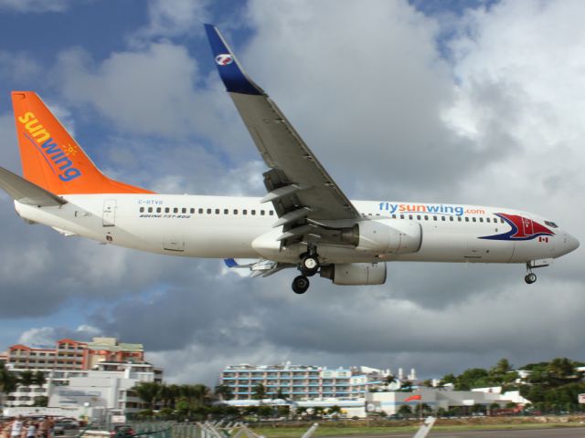 Boeing 737-800 (C-GTVG)