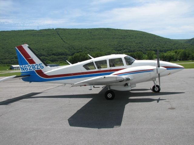 Piper Apache (N62825)