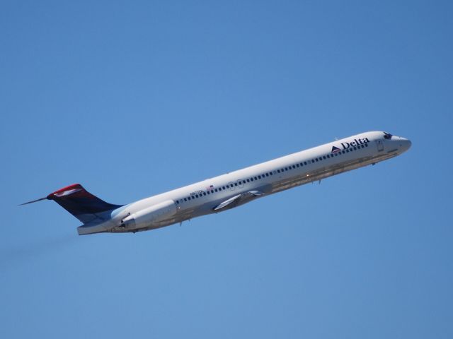 McDonnell Douglas MD-88 (N977DL) - Departing runway 26L - 8/22/09