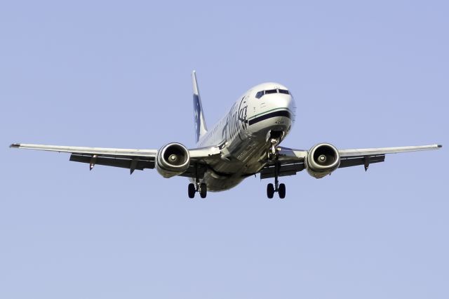 BOEING 737-400 (N775AS) - Back in 2014 this Alaska B737-400 arrives into LA, now these 734s are being retired