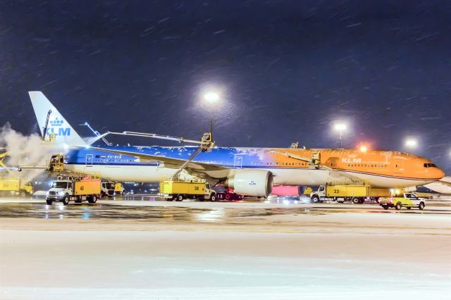 BOEING 777-300ER (PH-BVA) - Was it freezing outside when I shot this? Yeah. Was it worth it? Oh yeah.