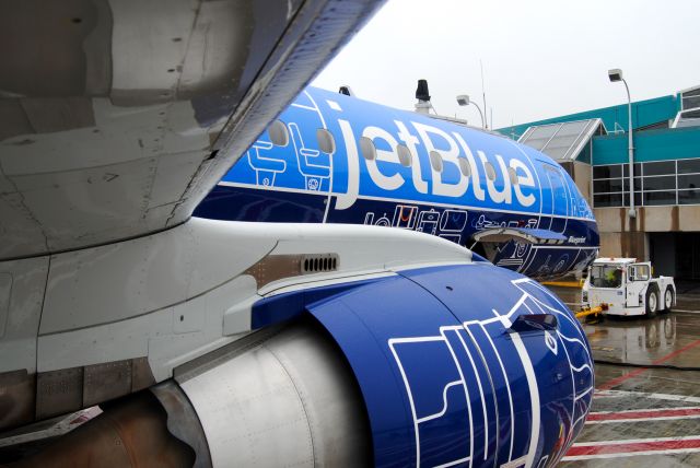 Embraer ERJ-190 (N304JB) - "Blueprint" visting Worcester on a dreary May day