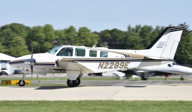 Beechcraft Baron (58) (N2289E) - Airventure 2017