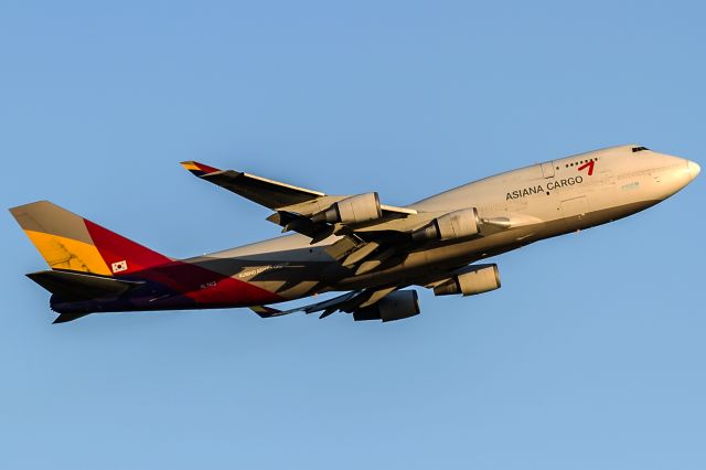 Boeing 747-400 (HL7413) - yellow evening sun