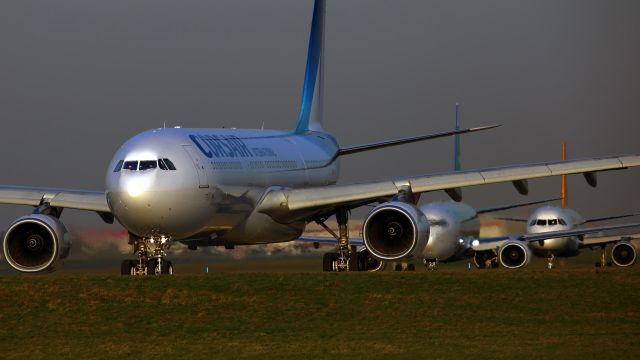 Airbus A330-300 (F-HSKY) - 17/02/2018br /A la queue leu leu taxiway W47. F-HSKY en tête.