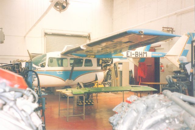Cessna Super Skymaster (EI-BHM) - Seen here in May-96 in use as an instructional airframe at the Technological University, Dublin.br /br /Registration cancelled 17-Sep-12.