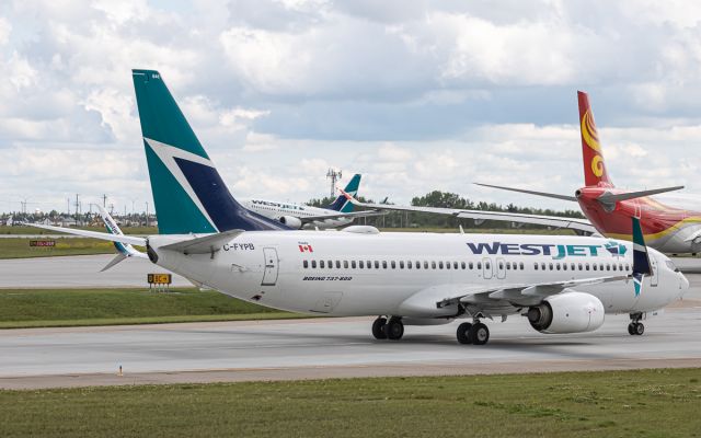 Boeing 737-800 (C-FYPB)