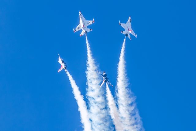 Lockheed F-16 Fighting Falcon —