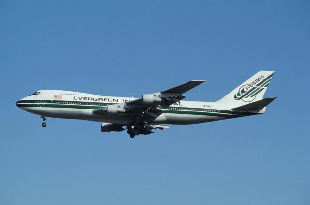 Boeing 747-200 (N471EV) - Final Approach to Narita Intl Airport Rwy34 on 1992/01/15