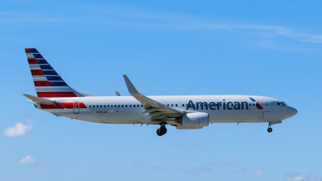 Boeing 737-800 (N906AN) - N906AN br /B738 CN:29508 br /AAL330 PLS-MIA br /2017-05-03 KMIA RWY 9