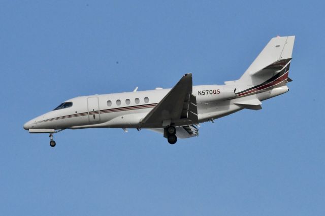 Cessna Citation Latitude (N570QS) - Arriving at runway 33R at Baltimore