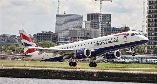 Embraer ERJ-190 (G-LCYL)