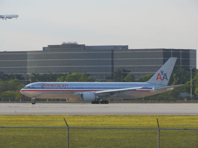 BOEING 767-300 (N355AA)