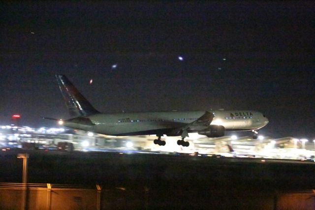 BOEING 767-400 —