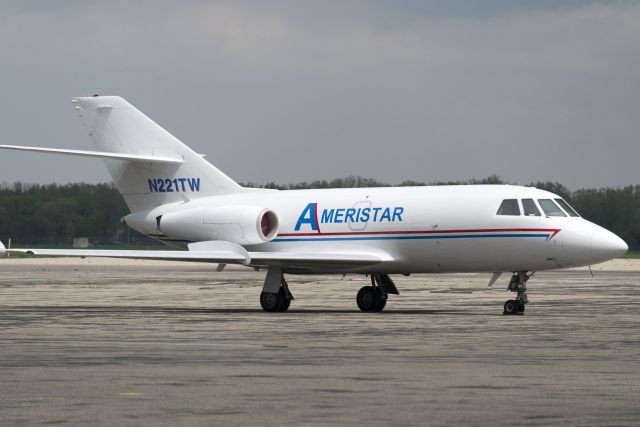 Dassault Falcon 20 (N221TW) - N221TW  1969 Dassault-SUD Fan Jet Falcon  AJI  KYIP  20130510