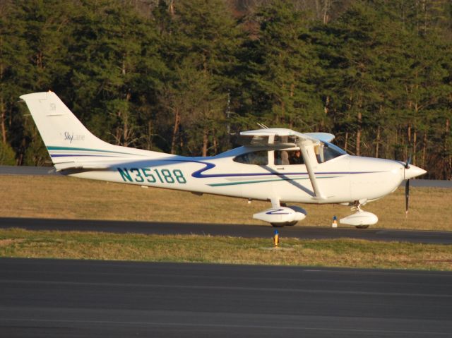 Cessna Skylane (N35188) - LANDSEARCH LLC taxiing to runway 2 at KJQF - 2/3/13