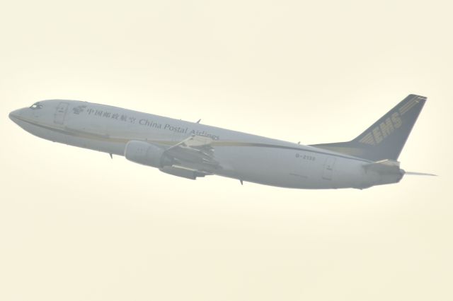 BOEING 737-400 (B-2135) - It is backlit, but we can shoot with a delay of the starting time.
