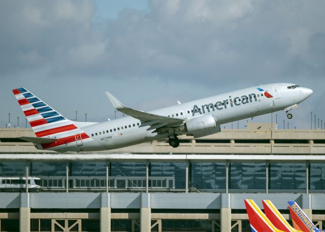 Boeing 737-800 (N824NN)