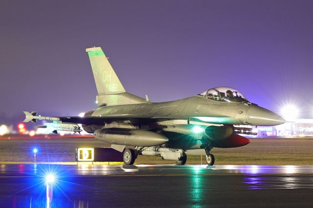 Lockheed F-16 Fighting Falcon (89-2082) - One of the stingers of the 112th FS, 180th FW, holding on the taxiway just before departing for some night ops last April (2022). 