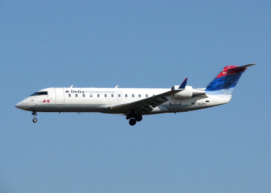 Canadair Regional Jet CRJ-200 (N871AS) - Landing on Rwy 32 at Shreveport Regional.