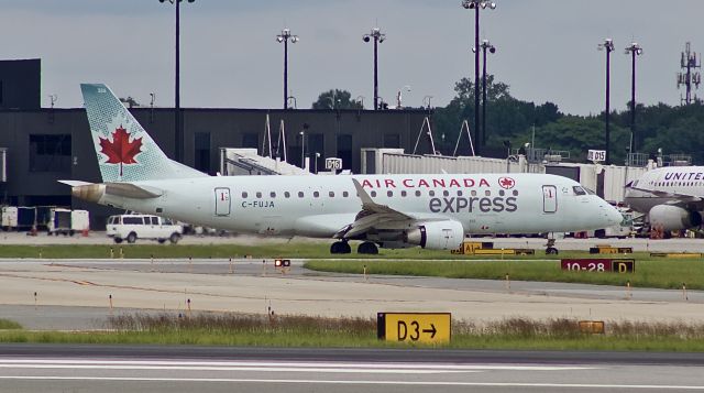 Embraer 175 (C-FUJA)