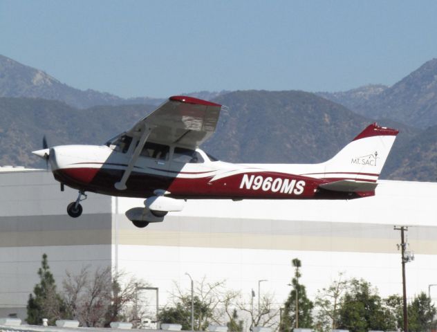 Cessna Skyhawk (N960MS) - Taking off RWY 26L