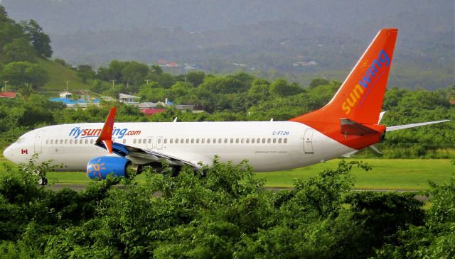 Boeing 737-800 (C-FTJH)