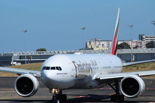 BOEING 777-300ER (A6-ECC) - Aeroporto General Humberto Delgado - Lisbon     11-06-2017