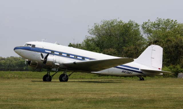 Douglas DC-3 (N61981)