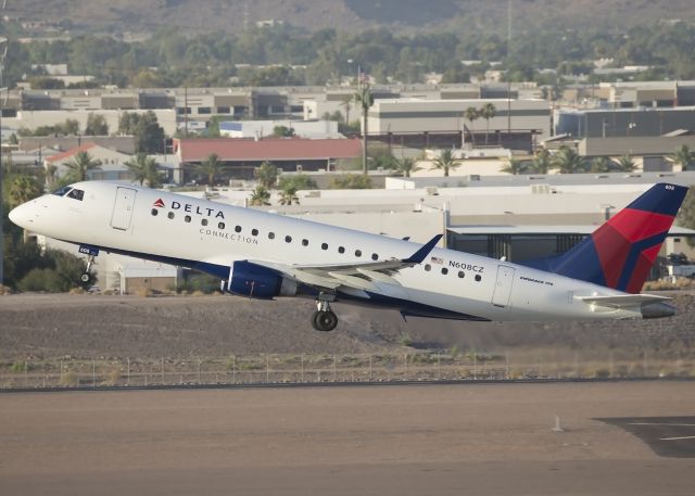 Embraer 175 (N608CZ)