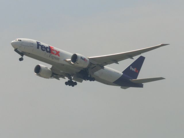 Boeing 777-200 (N884FD) - メンフィス行きは引っ張ります。