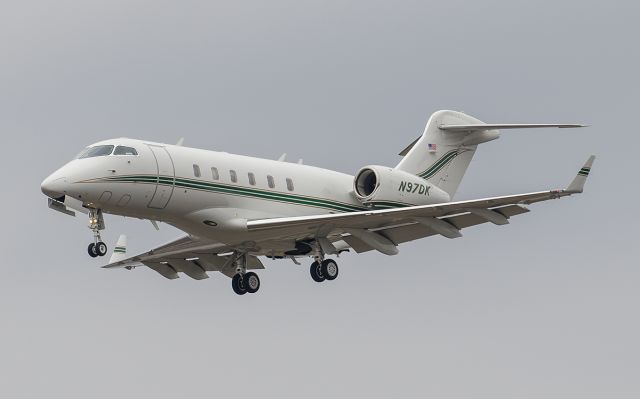 Bombardier Challenger 300 (N97DK) - Runway 20R Arrival @KDPA.