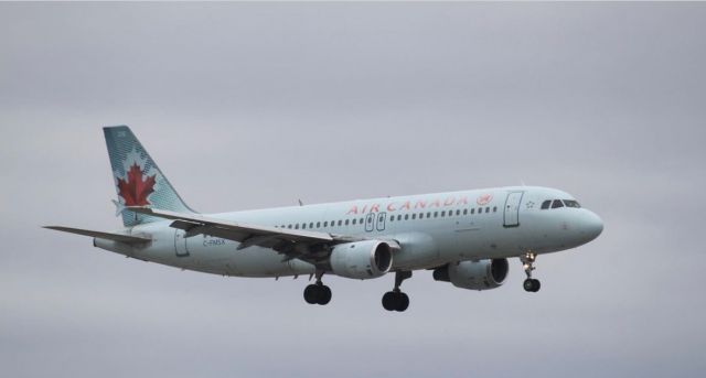Airbus A320 (C-FMSX) - Air Canada A320 Landing on Runway 23