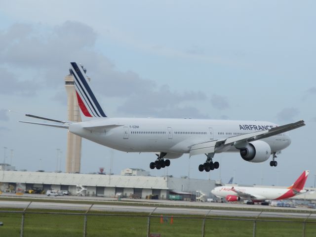 BOEING 777-300ER (F-GZNP)