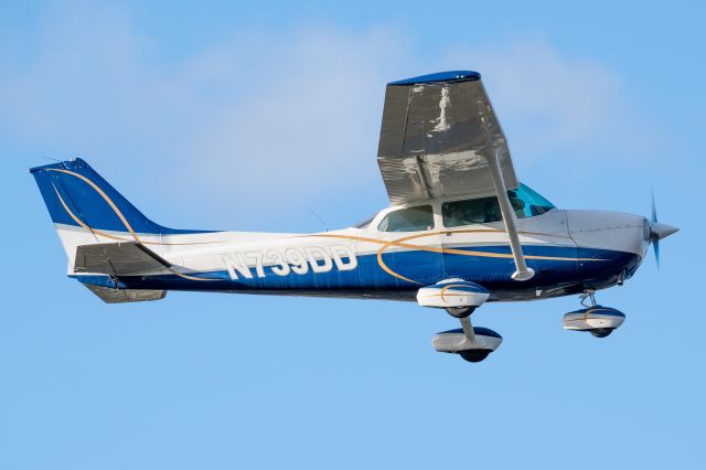 Cessna Skyhawk (N739DD) - New livery paint job 