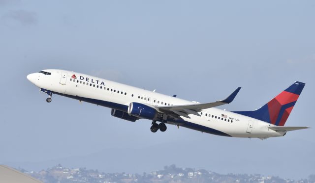 Boeing 737-900 (N831DN) - Departing LAX on 25R